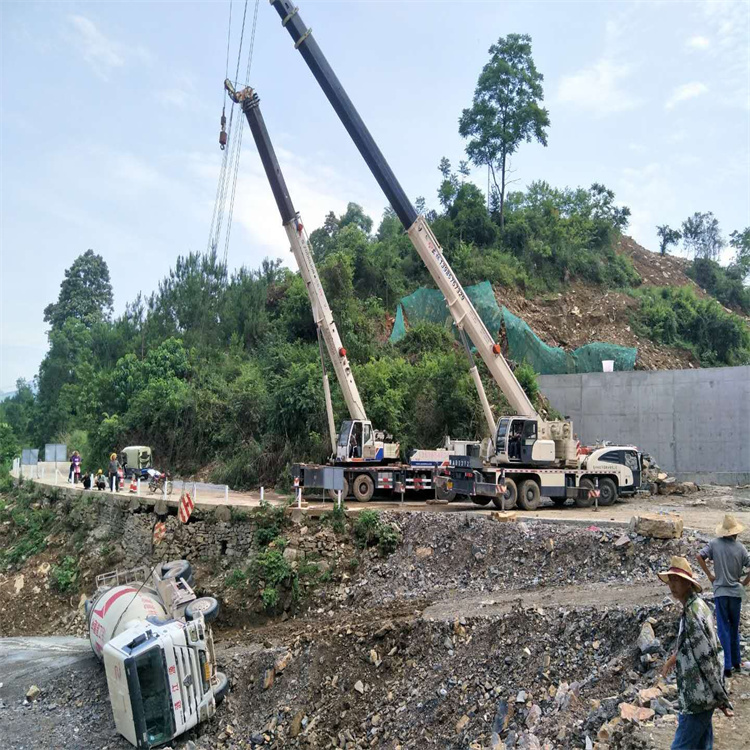 南平汽车掉沟里叫吊车救援要多少钱